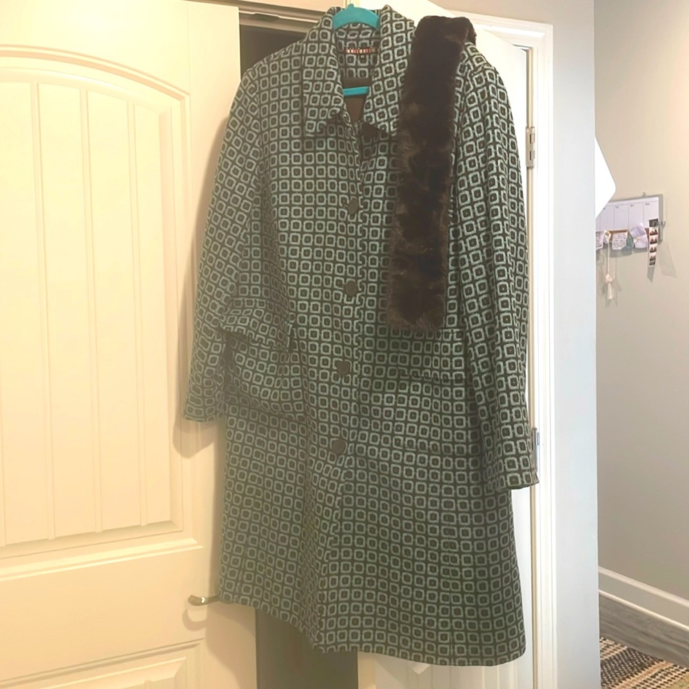 Dalia size 18x long winter coat. Light blue and brown with pattern.
